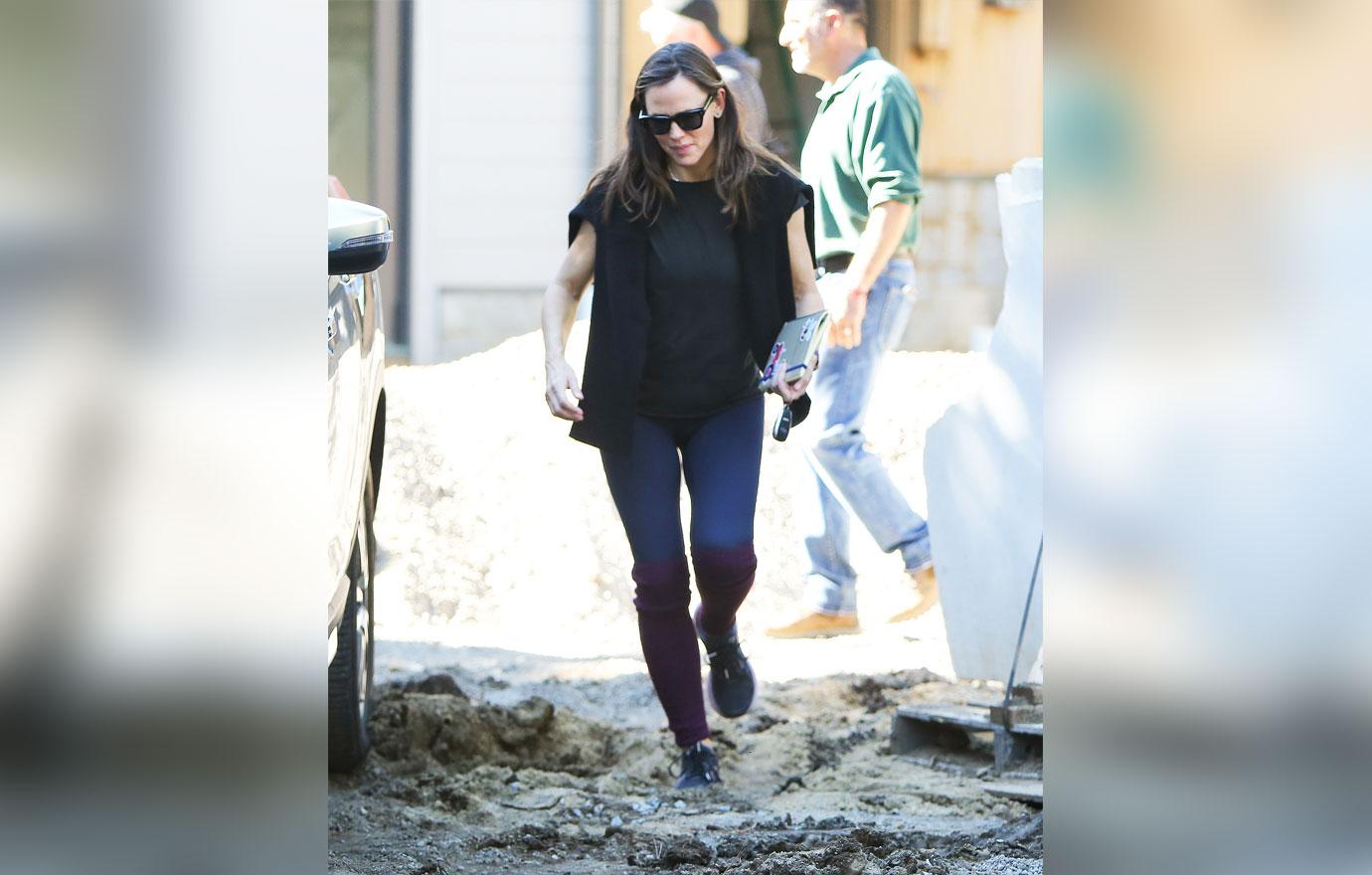 jennifer garner out and about to check on construction of new la home