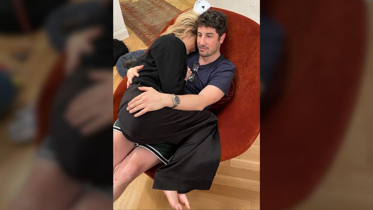 Image of Jason Biggs is married to Jenny Mollen.