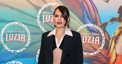 jessie j shows pregnancy belly