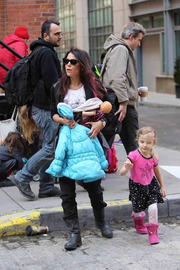 Bethenny frankel daughter bryn runs in street 01