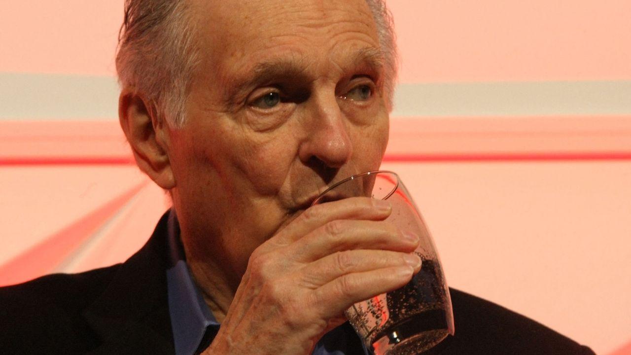 Image of Alan Alda also admitted that he hates the fact that Arlene, his wife of almost 70 years, has to help button his shirt every morning.