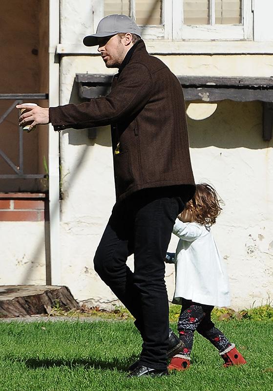 Exclusive&#8230; Ryan Gosling Running Errands With His Daughter