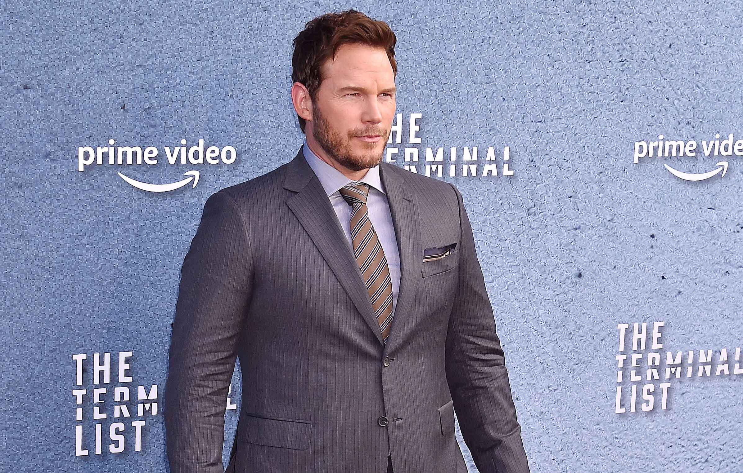 chris pratt stung eye bee blames beekeeper