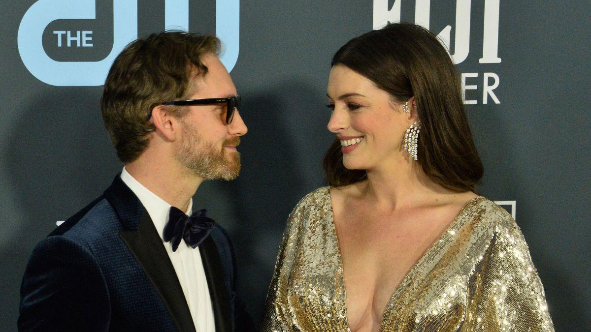 anne hathaway family life husband children
