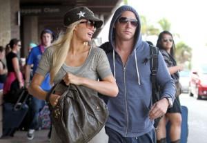 2010__12__paris Hilton_waits_dec22_72 300&#215;207.jpg