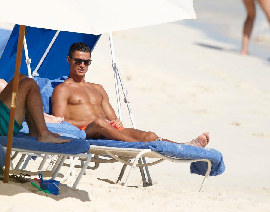 Cristiano ronaldo shirtless beach photos 05