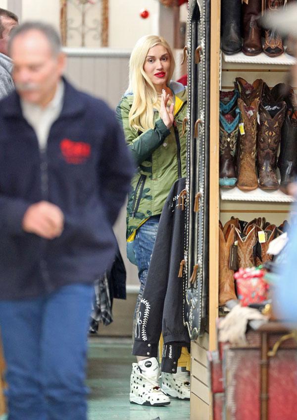 Gwen stefani blake shelton christmas gifts presents shopping plans 02