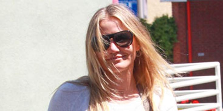 Cameron Diaz Covers Up in a baggy sweater and large bag while running errands on a Warm day