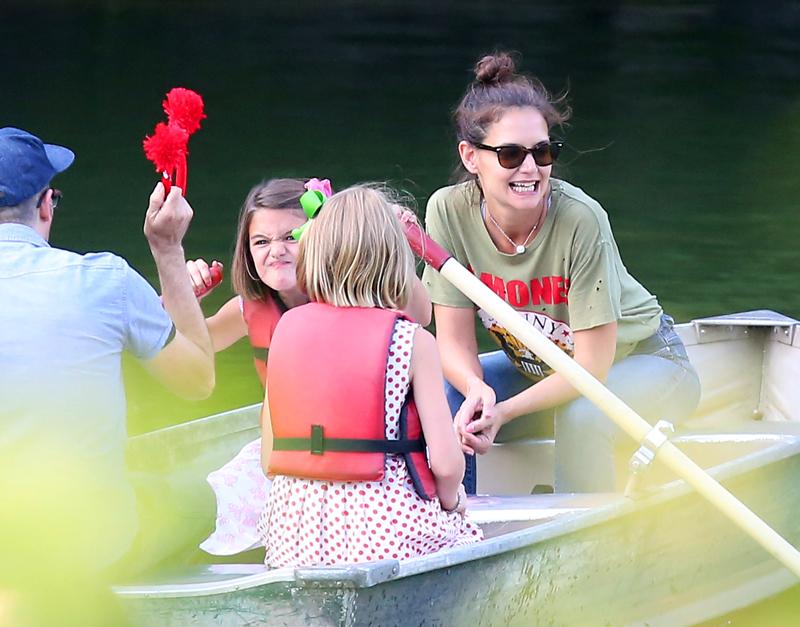 EXCLUSIVE: **PREMIUM EXCLUSIVE RATES APPLY** Katie Holmes and†mystery man†takes Suri Cruise and her little friend boating at the Central Park boathouse