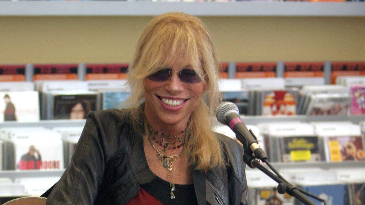 photo of Carly Simon had three joint replacements and mobility issues before she was diagnosed with Parkinson's.