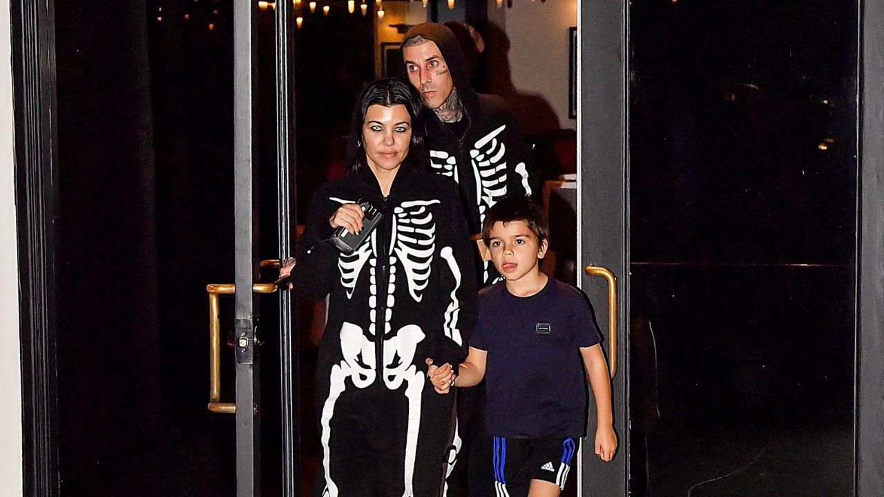 image of Kourtney kardashian and travis barker