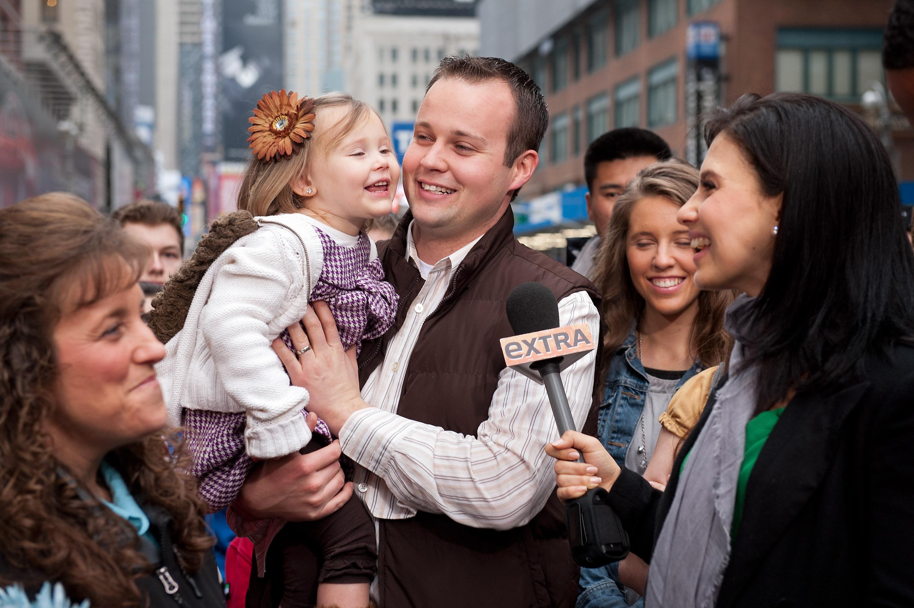 The Duggar Family Visits &#8220;Extra&#8221;