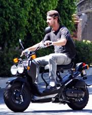 2009__07__fp_3316562_labeouf_shia_riv_072409 181×225.jpg