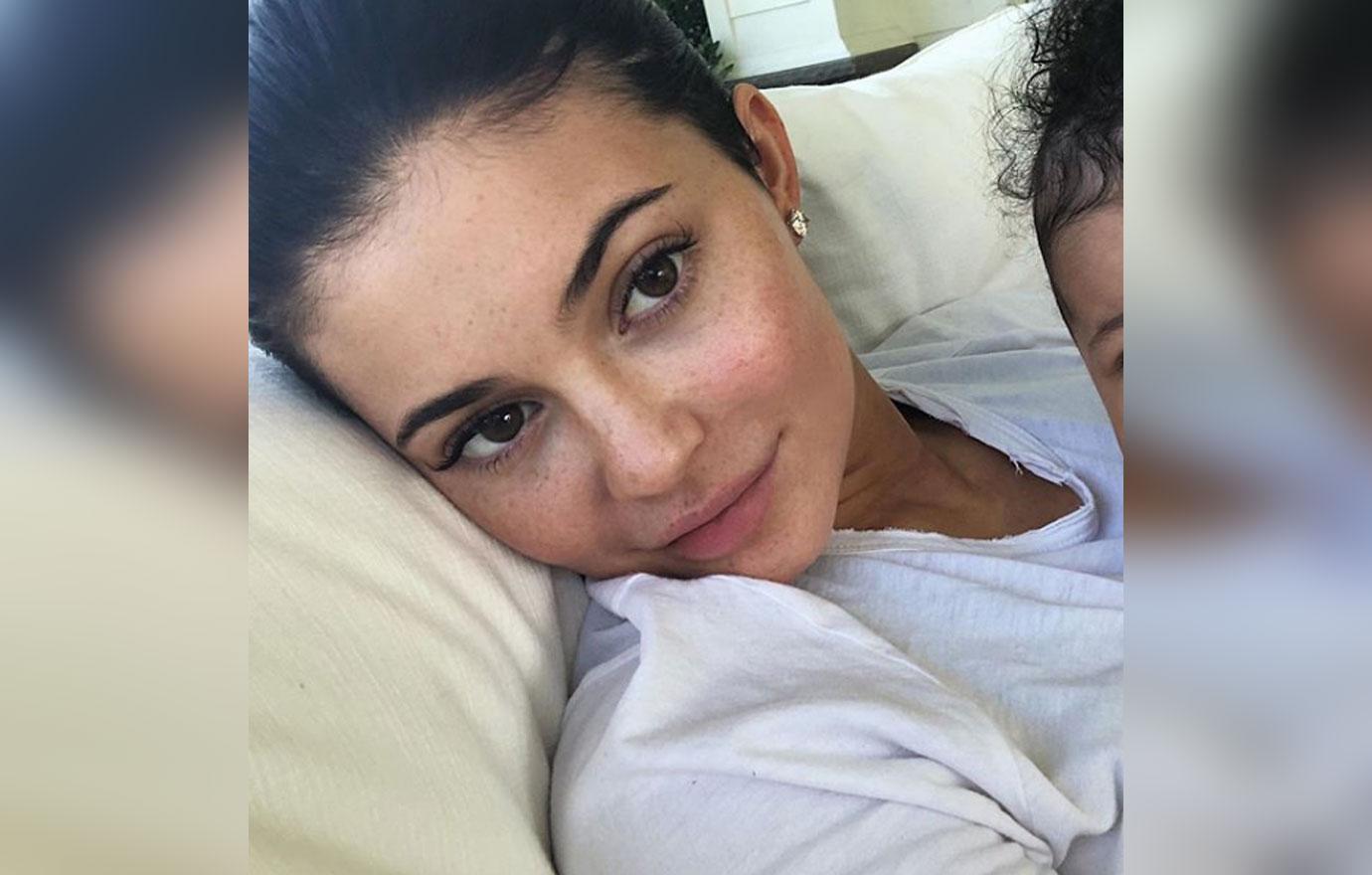 kylie jenner deleted stormi pics because of nasty comments 03