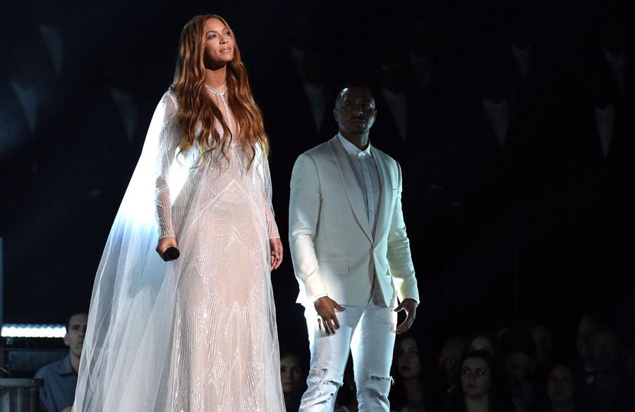 Beyonce performing at the 2015 grammy awards 05