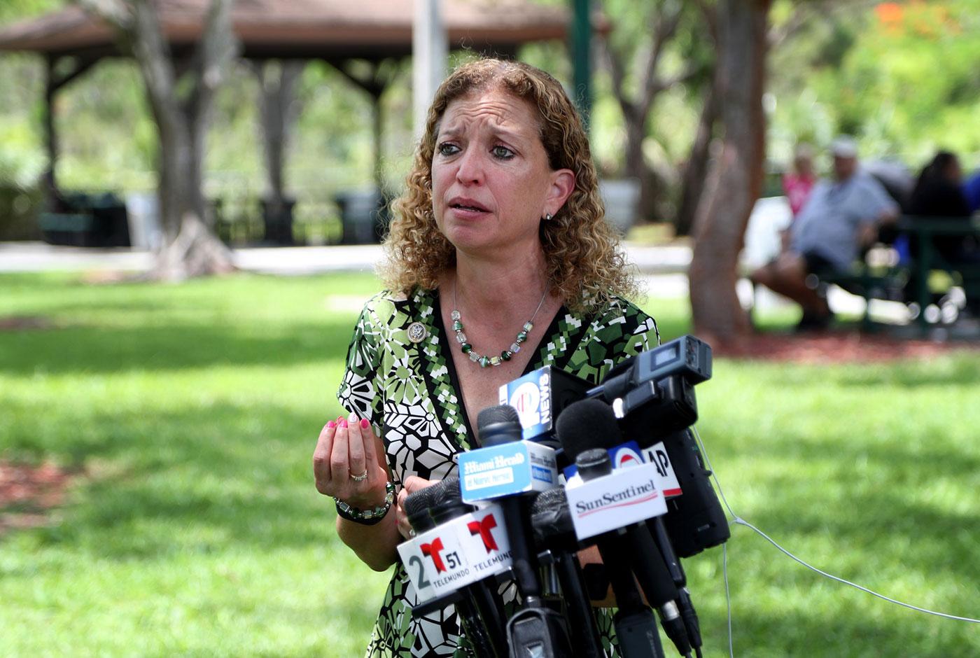 Wasserman Schultz tours tender age shelter