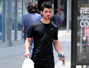 2010__07__Joe_Jonas_July22_7main 300&#215;230.jpg