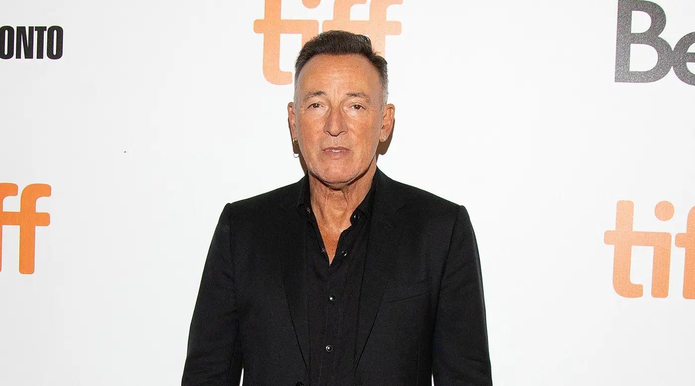 bruce springsteen refuses sign autographs chasing him manchester watch