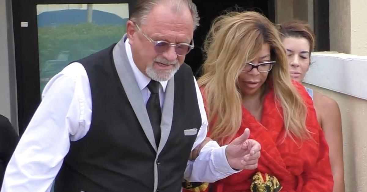 Wendy Williams Barely Able To Walk, Begs For Assistance While Entering