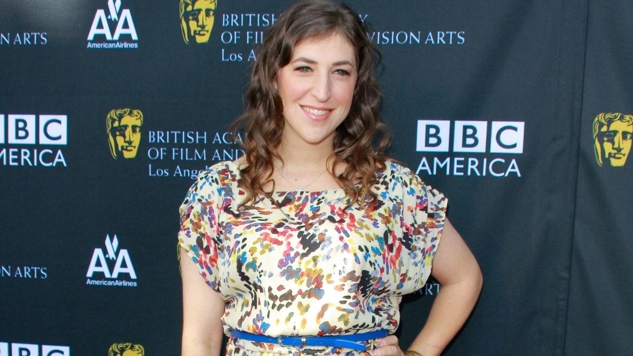 Image of Mayim Bialik spilled some tea about the feud between Chuck Lorre and Charlie Sheen.