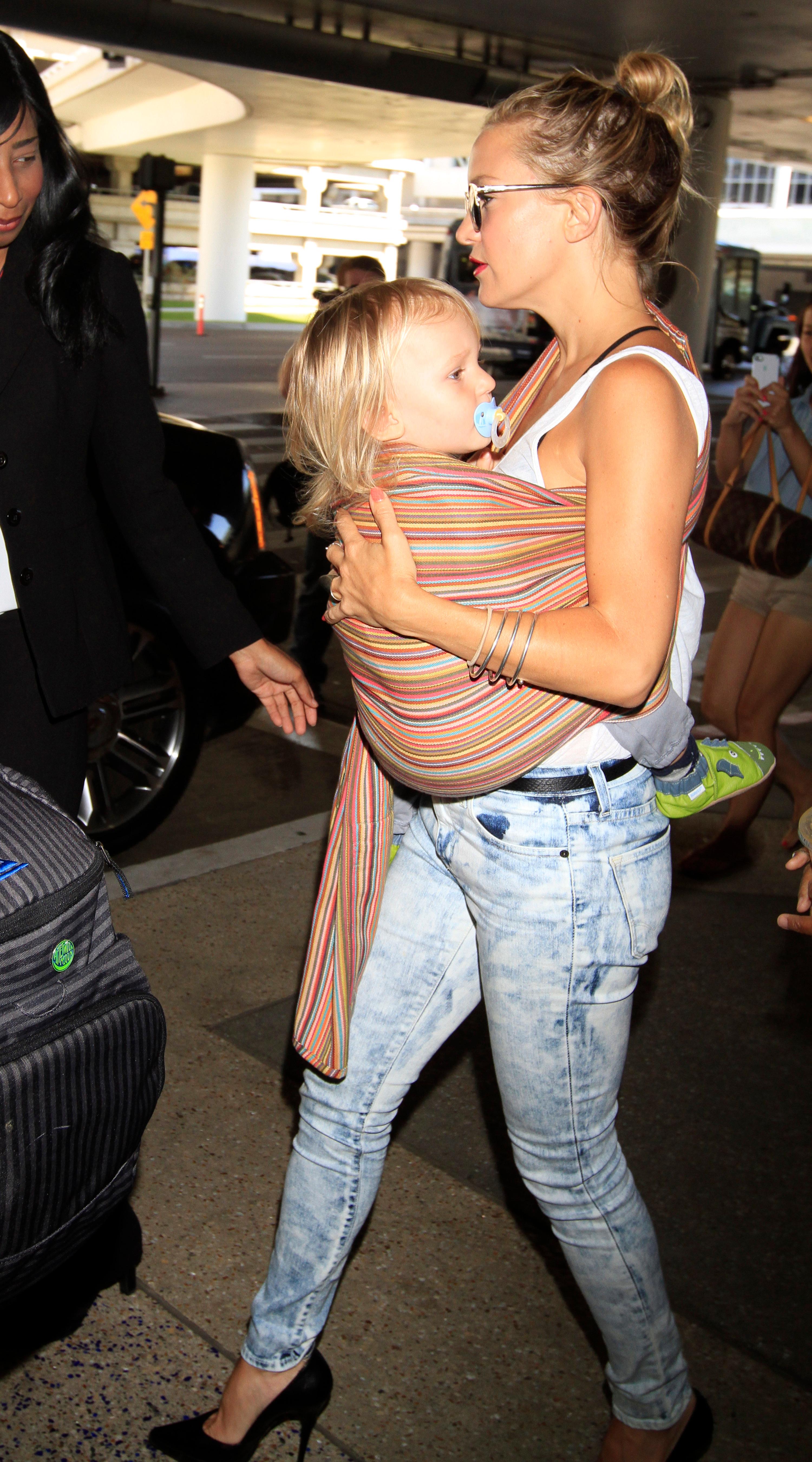 Kate Hudson and her family arrive in Los Angeles