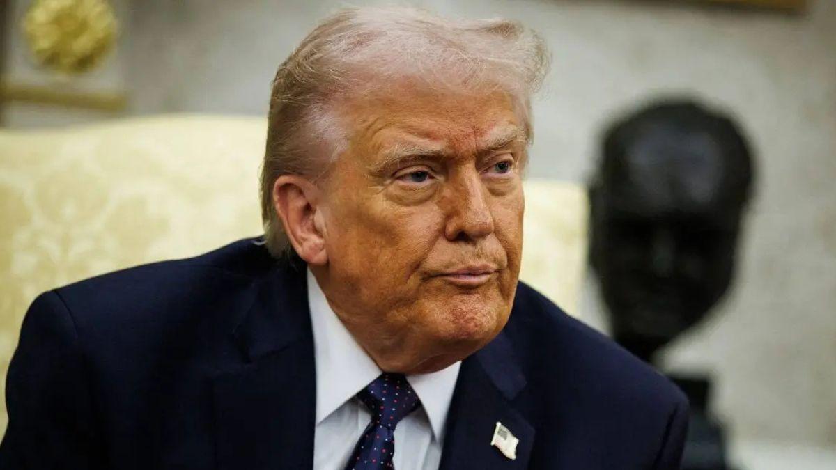 Photo of The podcast co-host said the president's approval ratings are 'sinking fast.'