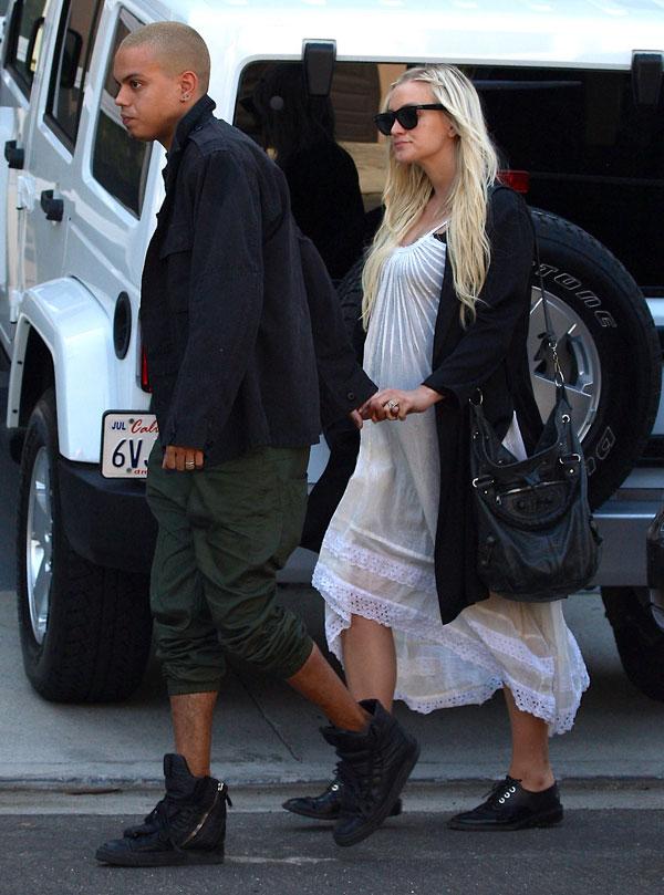 Ashlee simpson baby bump 03