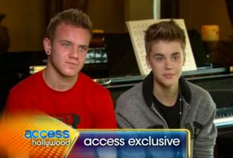 Justin bieber friends oct28nea.jpg