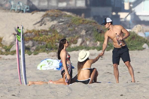 Orlando Bloom Nude Photos Beach Date Laughs