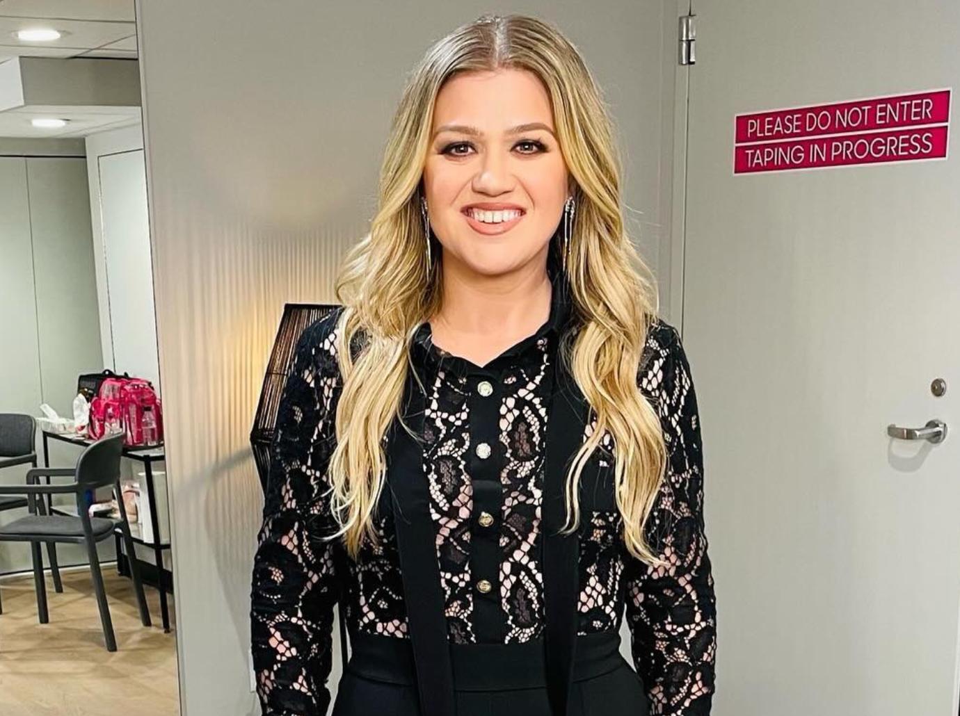 kelly clarkson green dress talk show christmas new york