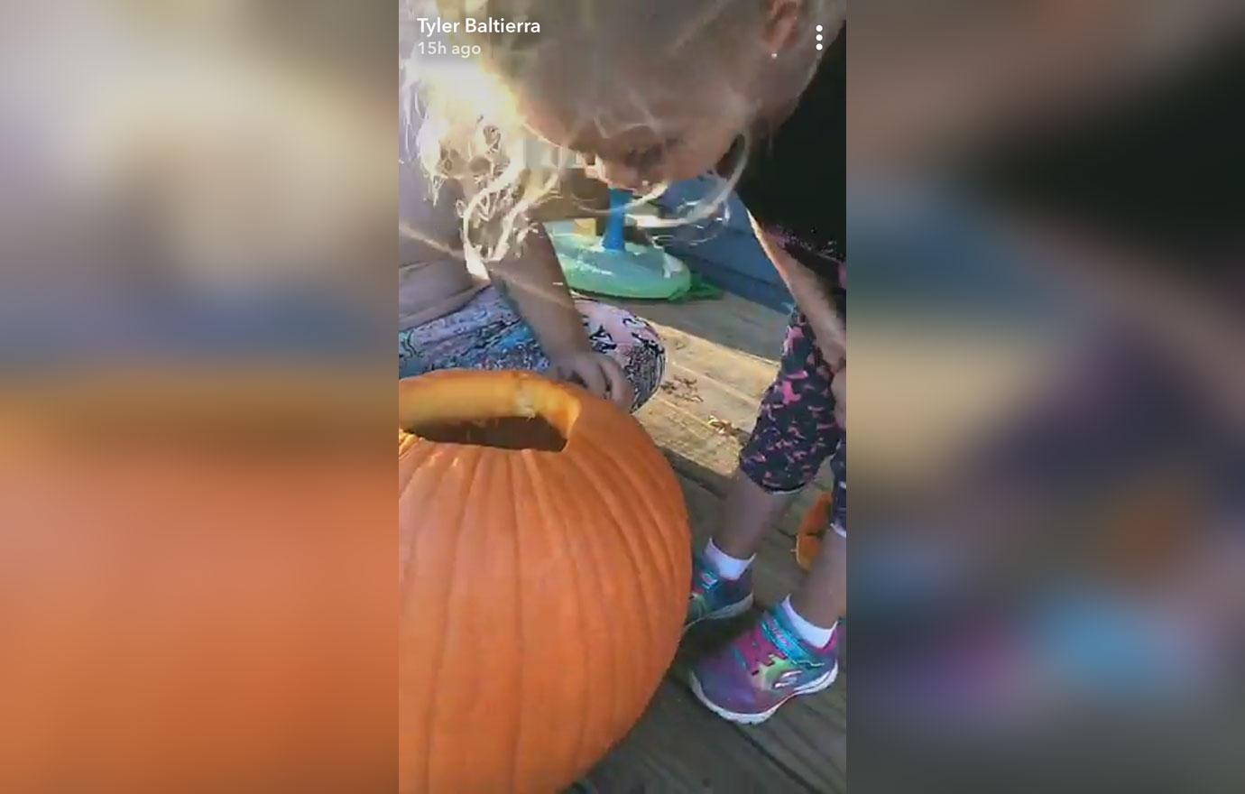 catelynn lowell daughter novalee carves first pumpkin pics 09