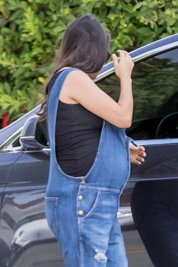 Mila kunis pregnant baby bump photos 01