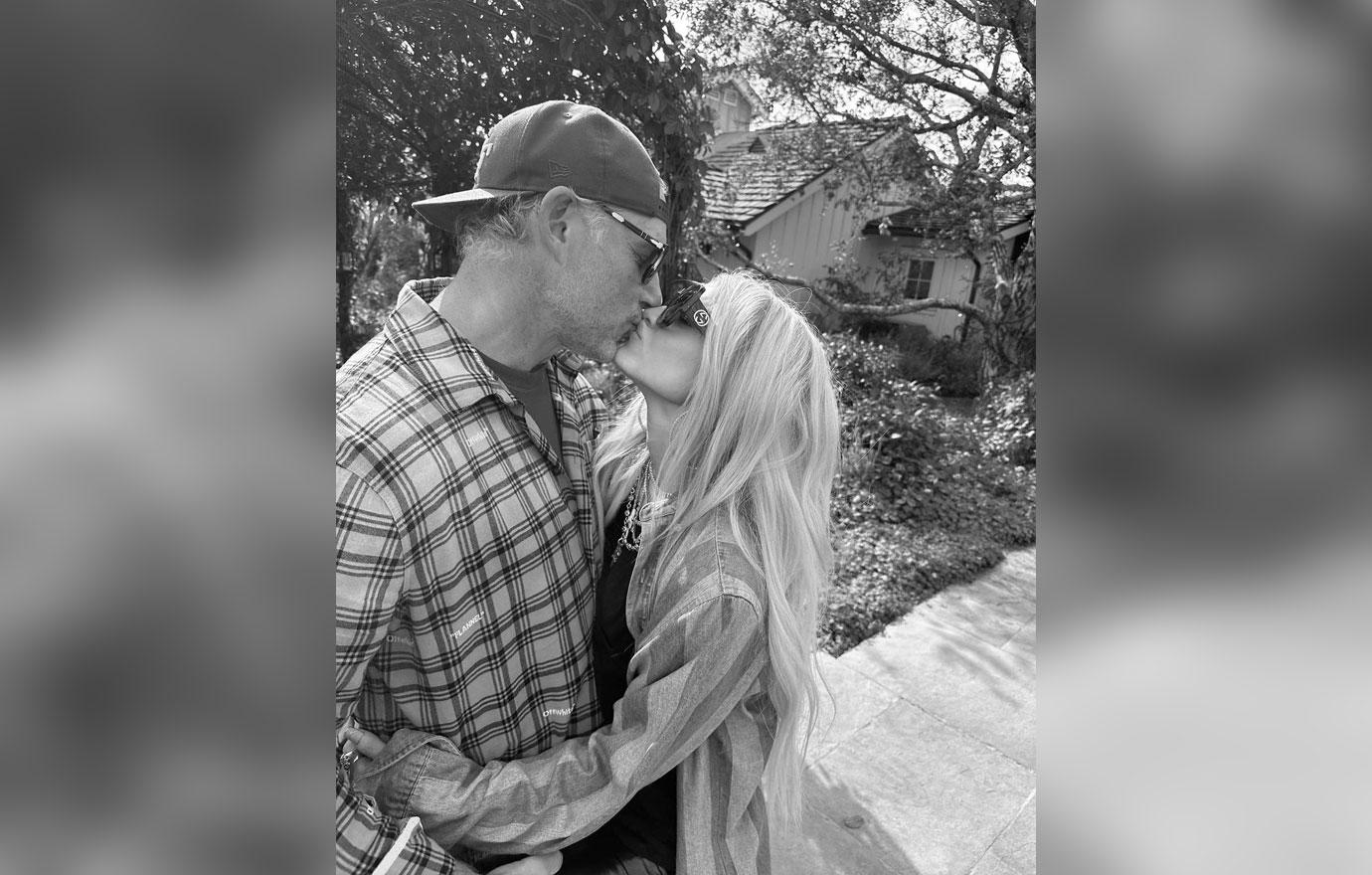 jessica simpson husband eric johnson pack on the pda