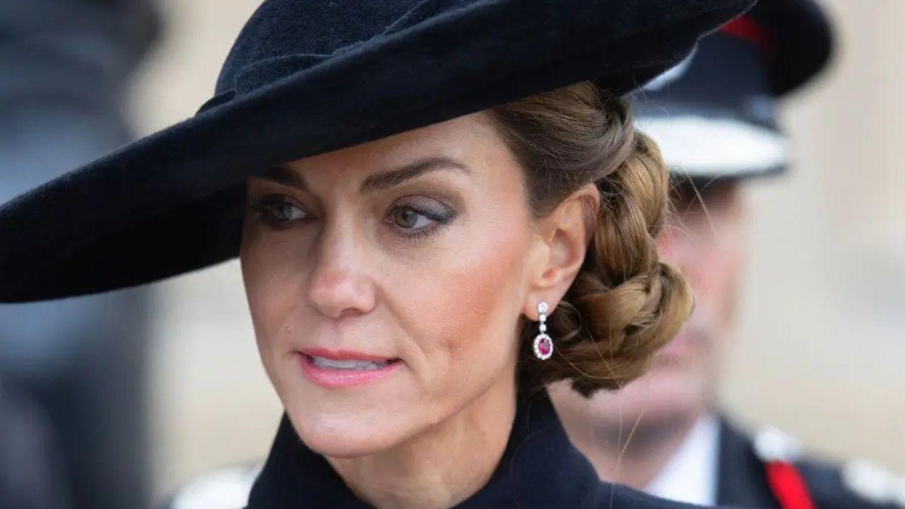 image of royal family