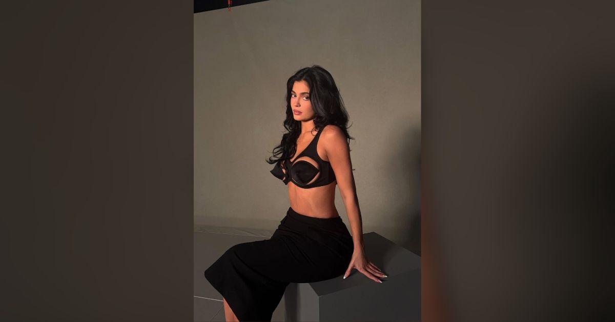 Image of Kylie Jenner wore head-to-toe black.