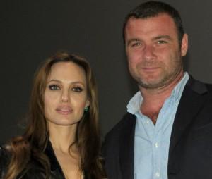 2010__07__Angelina_Jolie_Liev_Schreiber_July30 300&#215;254.jpg