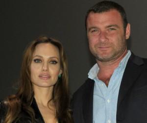 2010__07__Angelina_Jolie_Liev_Schreiber_July30 300×254.jpg