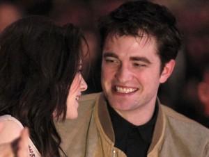 2011__01__Kristen_Stewart_Robert_Pattinson_Jan7newsnea 300&#215;226.jpg