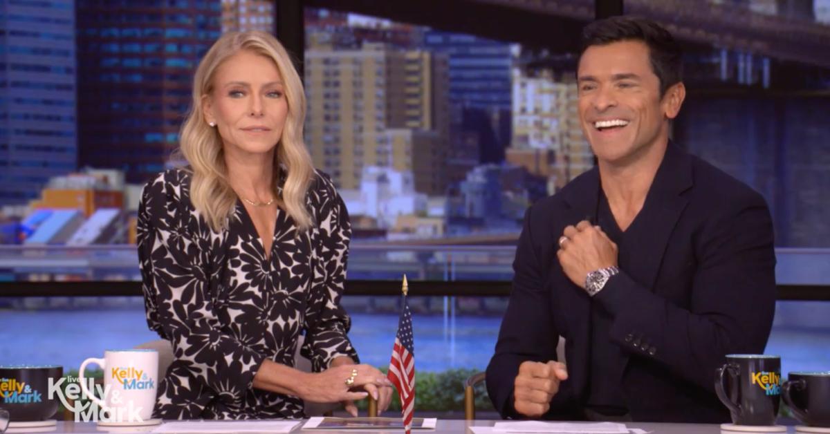 Image of Kelly Ripa's microphone fell into her dress during the September 30 episode of 'Live.'