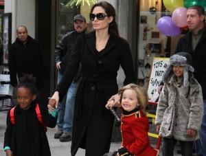 2010__12__angelina_jolie_dec7_54a 300&#215;227.jpg