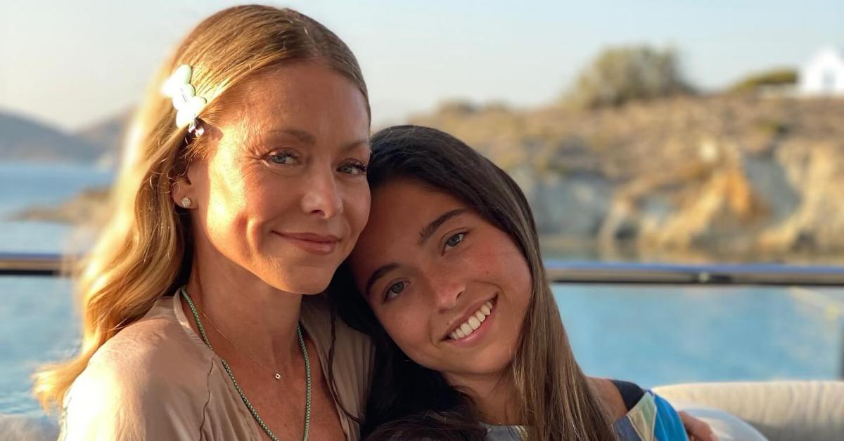 kelly ripa daughter lola consuelos pantsless photoshoot