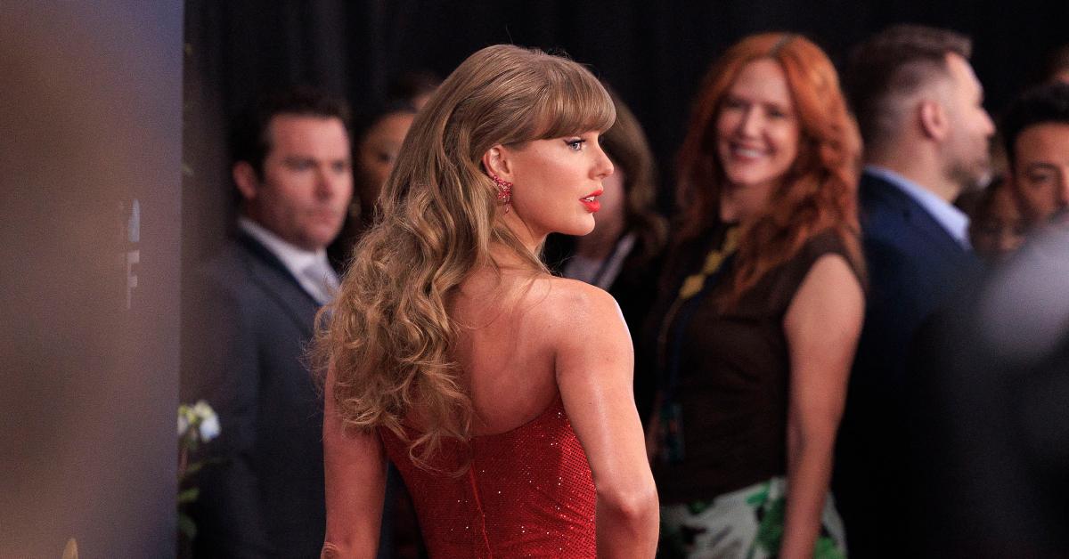 taylor swift tips grammys staff backstage awards show video