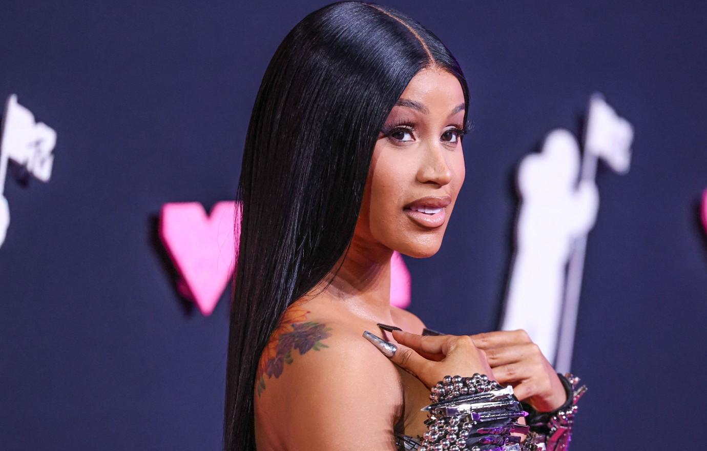 Cardi B breaks down in tears, slams ex Offset for 'doing her dirty after so  many years' in angry Instagram Live rant