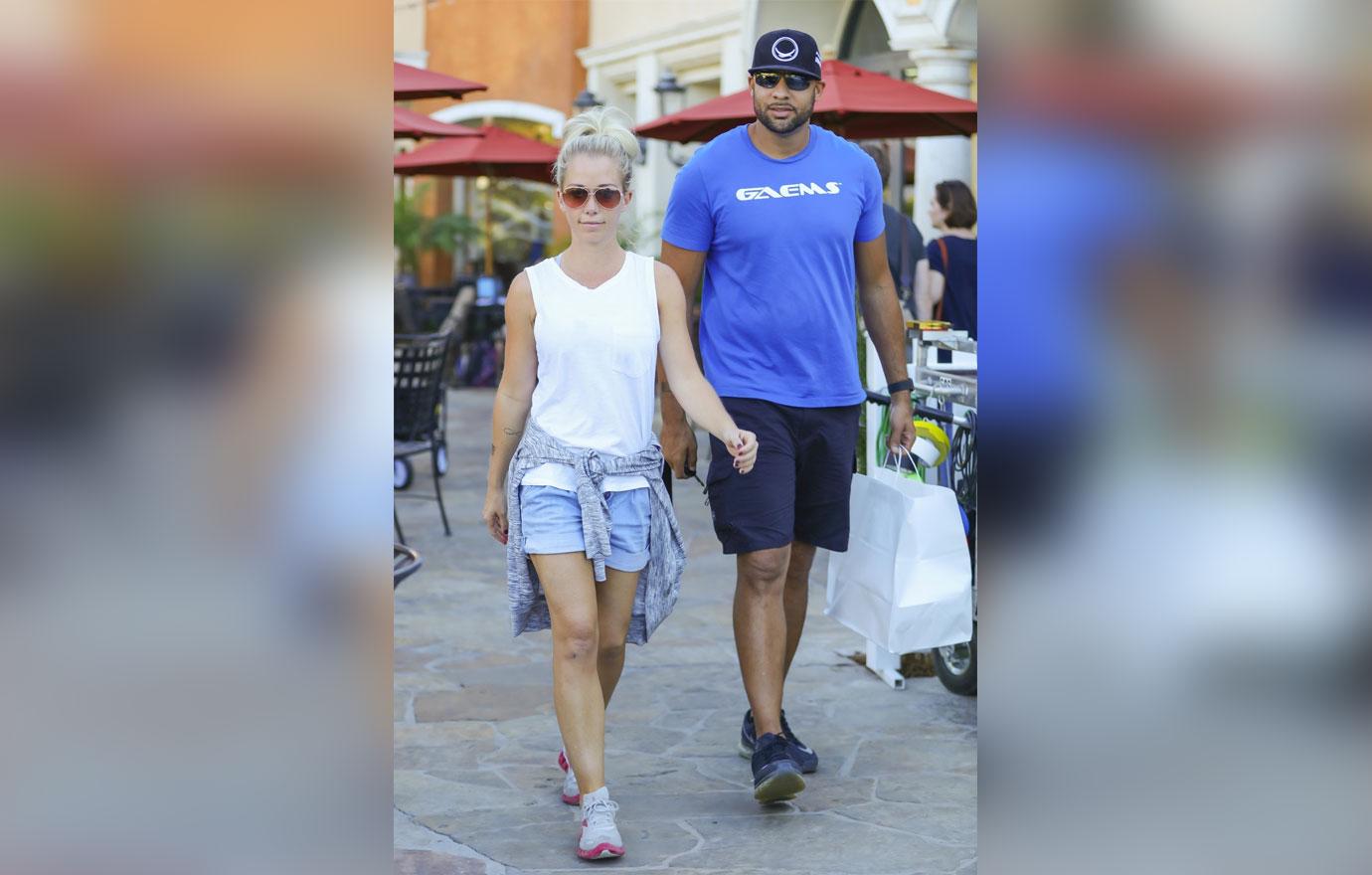 *EXCLUSIVE* Kendra Wilkinson spends time with Hank Baskett without her wedding ring on