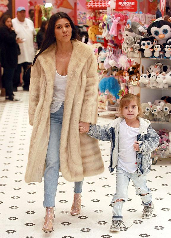 Exclusive&#8230; Kim And Kourtney Kardashian Hit The Mall To Film &#8216;KUWTK&#8217;