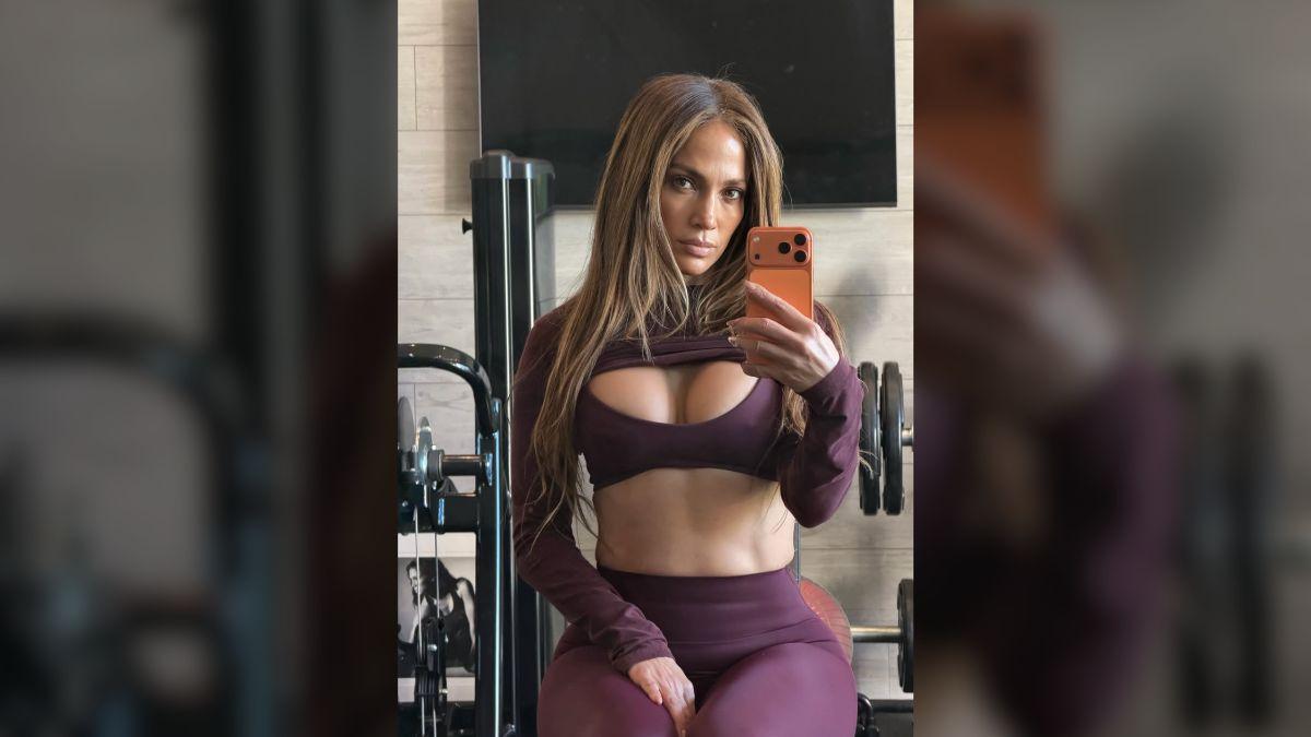 Image of Jennifer Lopez is allegedly dating Brett Goldstein.