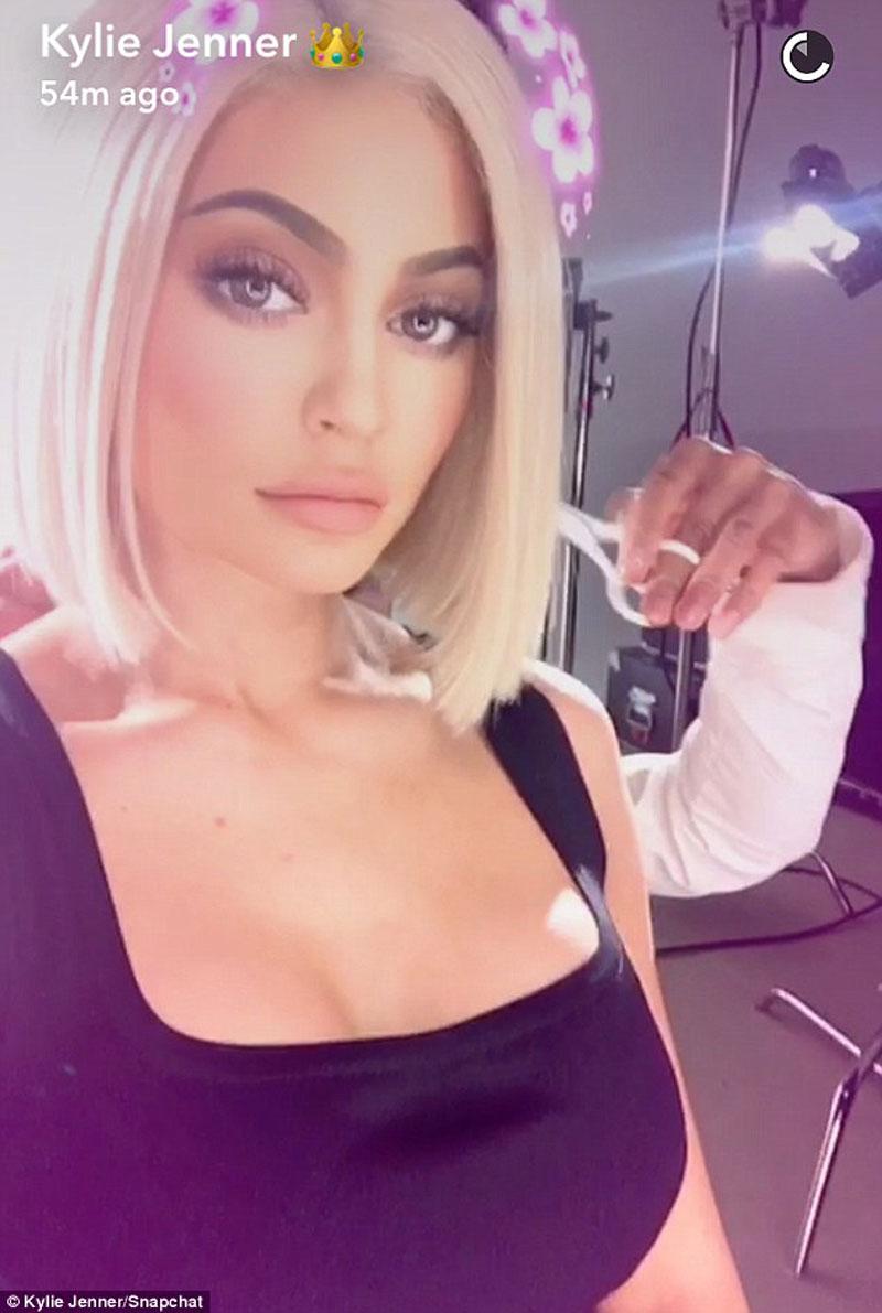 Kylie jenner debuts new blonde bob 04