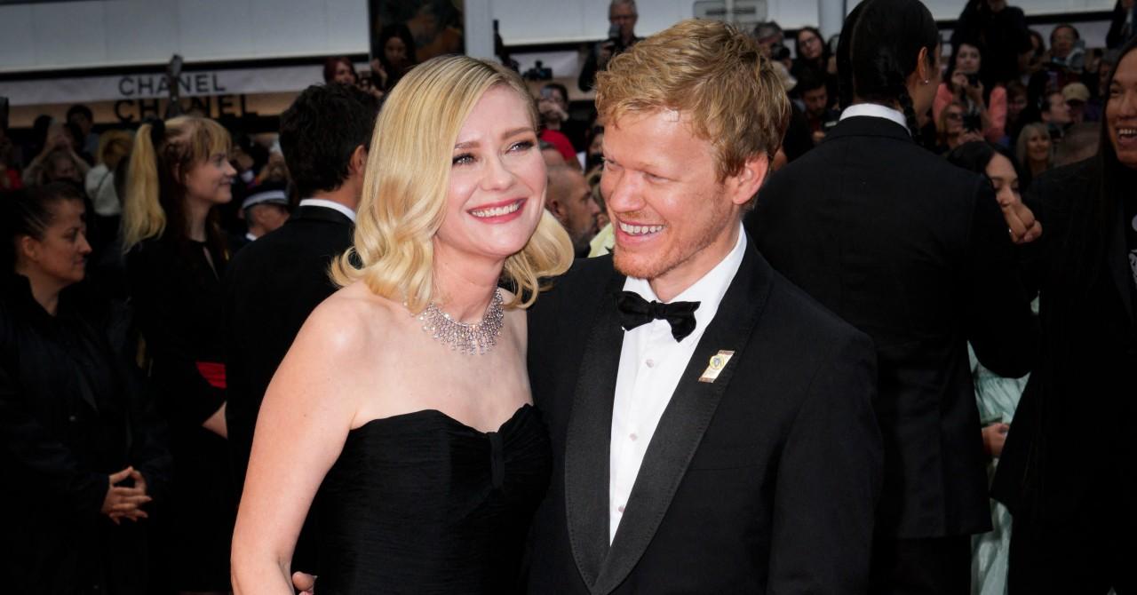 Kirsten Dunst Accidentally Bumps Into Statue On Oscars Red Carpet