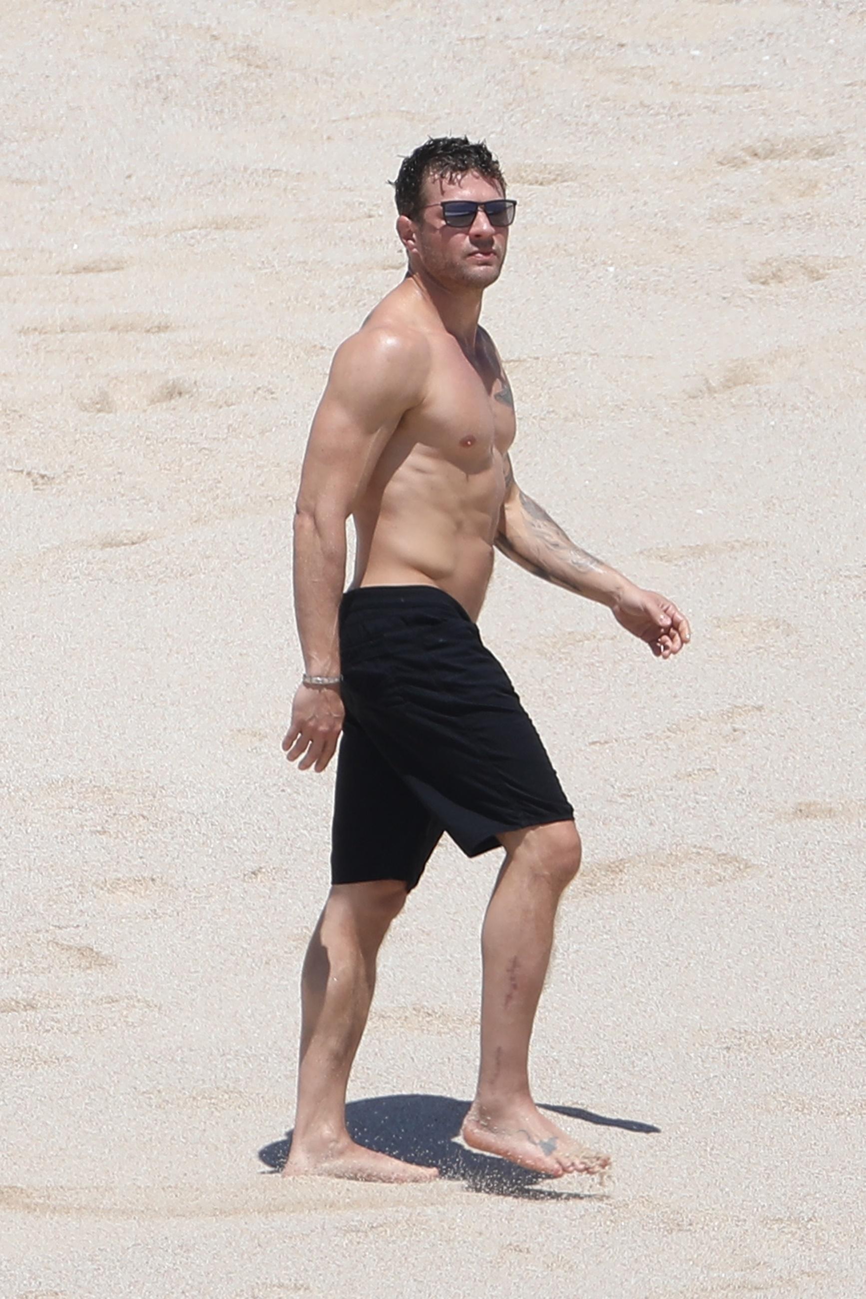 Ryan phillippe abs