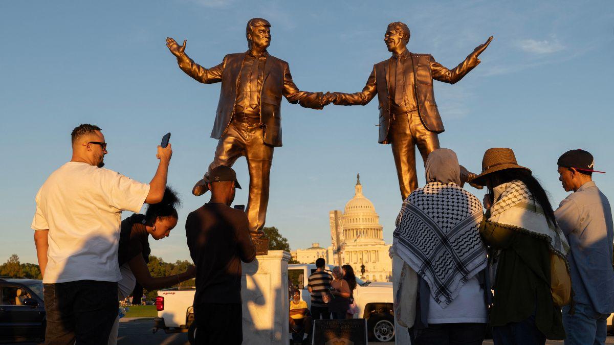 image of Donald trump statue 